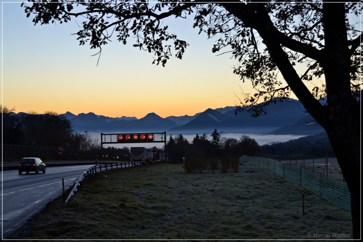 Nebelsuppe im Tal und Sonnenaufgang über den Bergen.
Fotografiert irgendwo auf der Fahrt Richtung Österreich am 13. Dezember 2013.