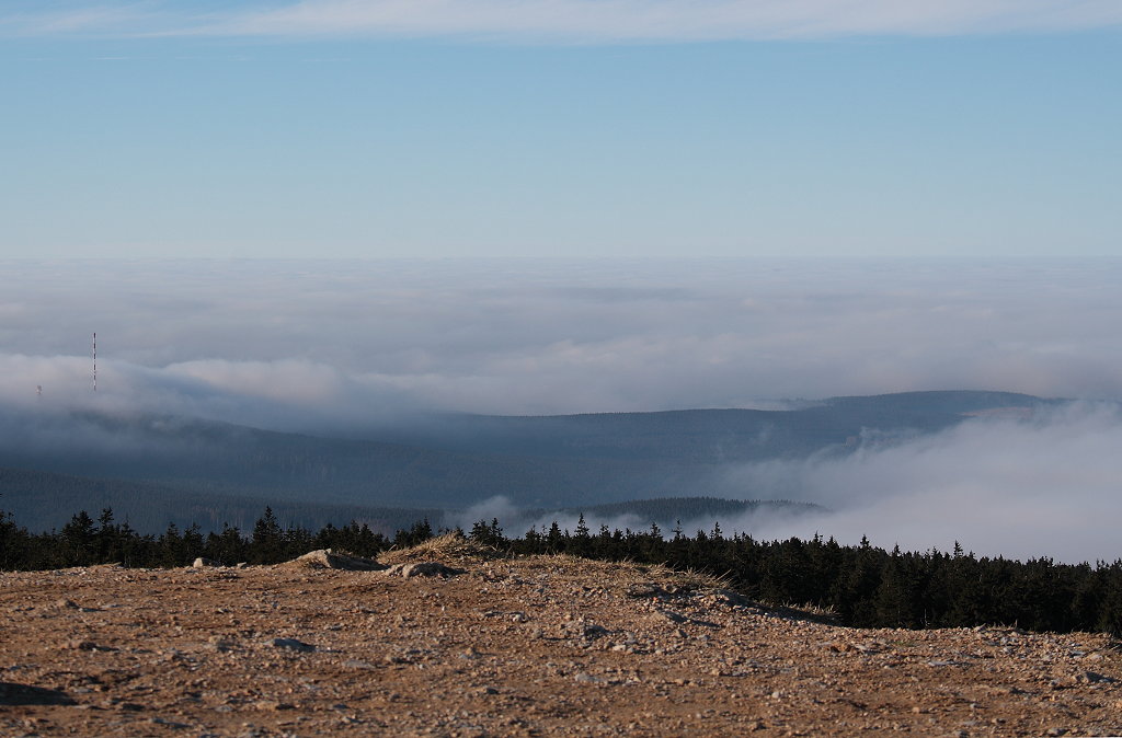 Nebelwolken wabern über die Hochfläche des Oberharzes; links ragt eine der Riesenantennen von Torfhaus aus dem Wolkenmeer... Aufnahme vom Nachmittag des 30.11.2014 vom Aussichtspunkt am Gipfelrundweg des Brocken...