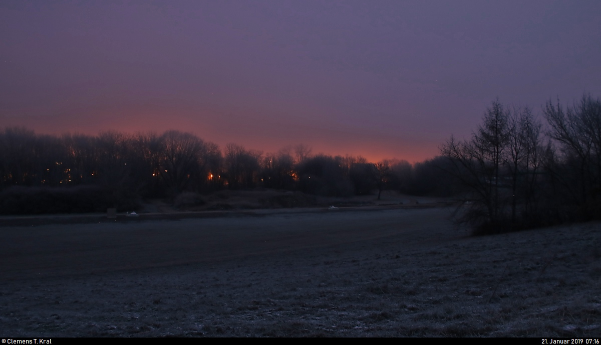 Nein, das ist noch nicht der Sonnenaufgang, sondern der durch den  Blutmond  rötlich eingefärbte Himmel bei aufziehendem Nebel in nordöstlicher Blickrichtung.
Am Montagmorgen fand eine totale Mondfinsternis statt, bei der unser Mond im Kernschatten der Erde in rotes Licht eingetaucht wurde. Ein seltenes Ereignis.
Aufgenommen im Südpark in Halle-Neustadt.
[21.1.2019 | 7:16 Uhr]