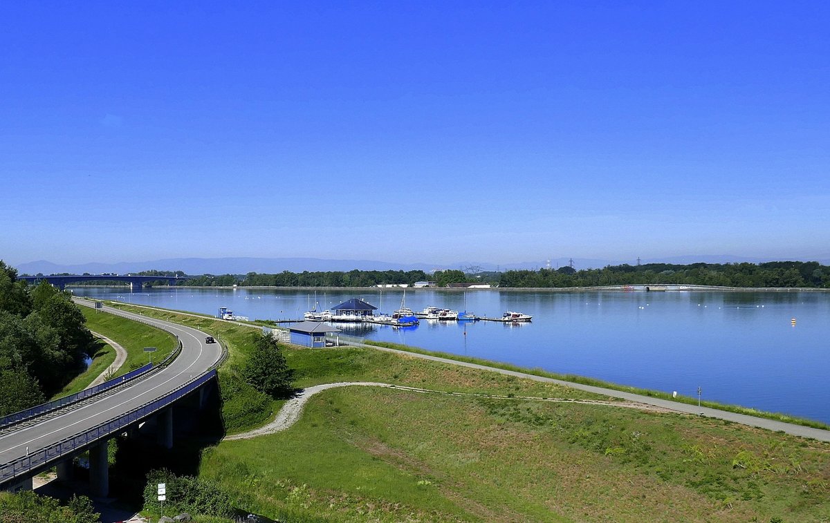 Neuried-Altenheim, Blick von der Restaurantterrasse des Europäischen Forums auf den Rhein mit dem Altenheimer Wassersportclub, links die Straßenbrücke der L98 über den Rhein, am Horizont die Vogesen, Mai 2020