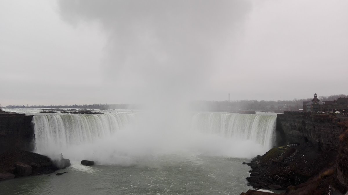 Niagara Falls. Blick auf die Niagara Fälle mit aufsteigendem Wassernebel bei Wind. Aufgenommen am 30.12.2015.
