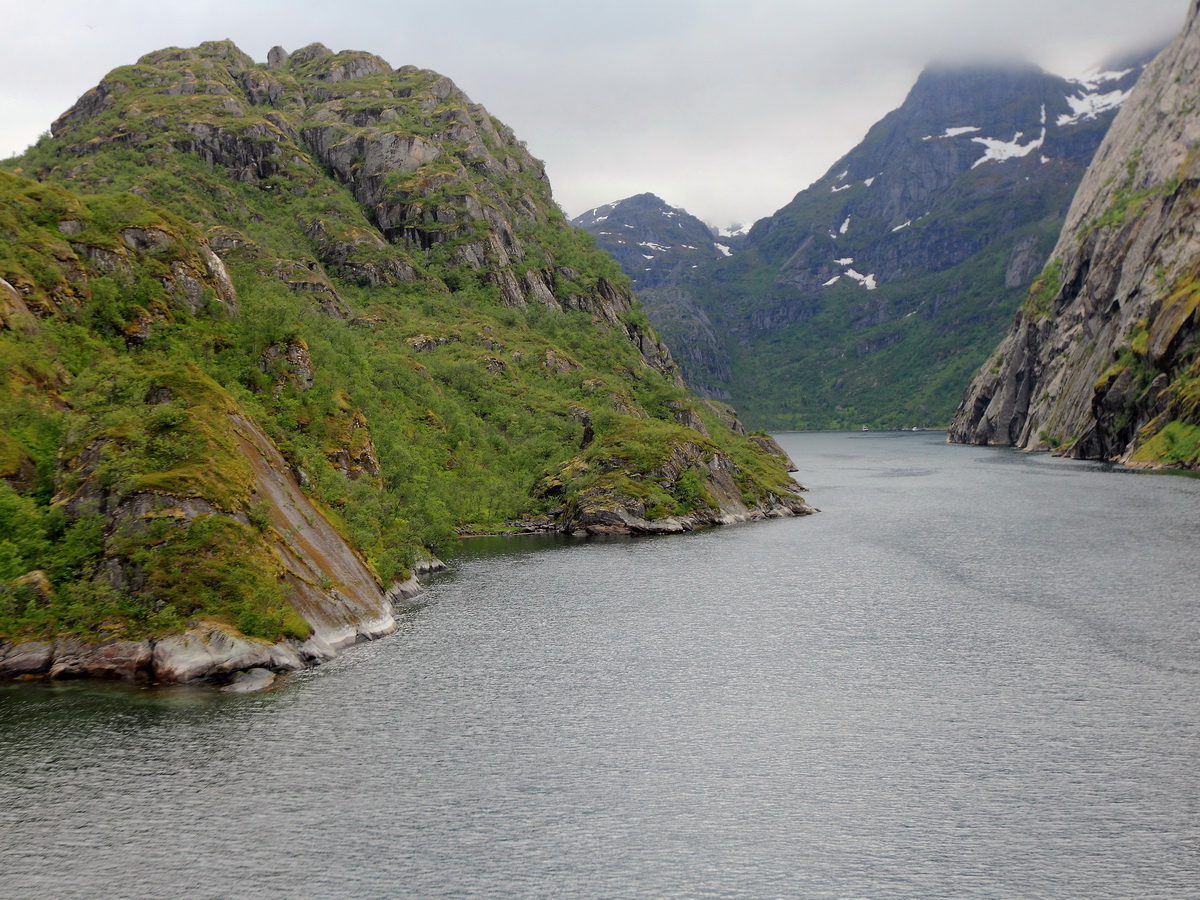 Nicht weit entfernt die Fjordküste an den Inseln Lofoten und Vesteralen am 25. Juli 2016.