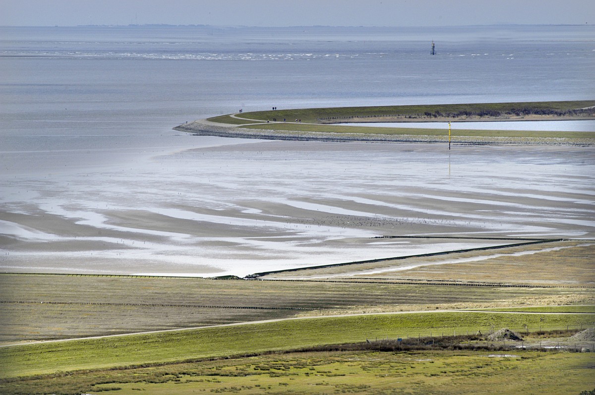 Norderney - Das Watt und der Deich um Südstrandpolder vom Leuchtturm aus gesehen. Aufnahme: März 2008.