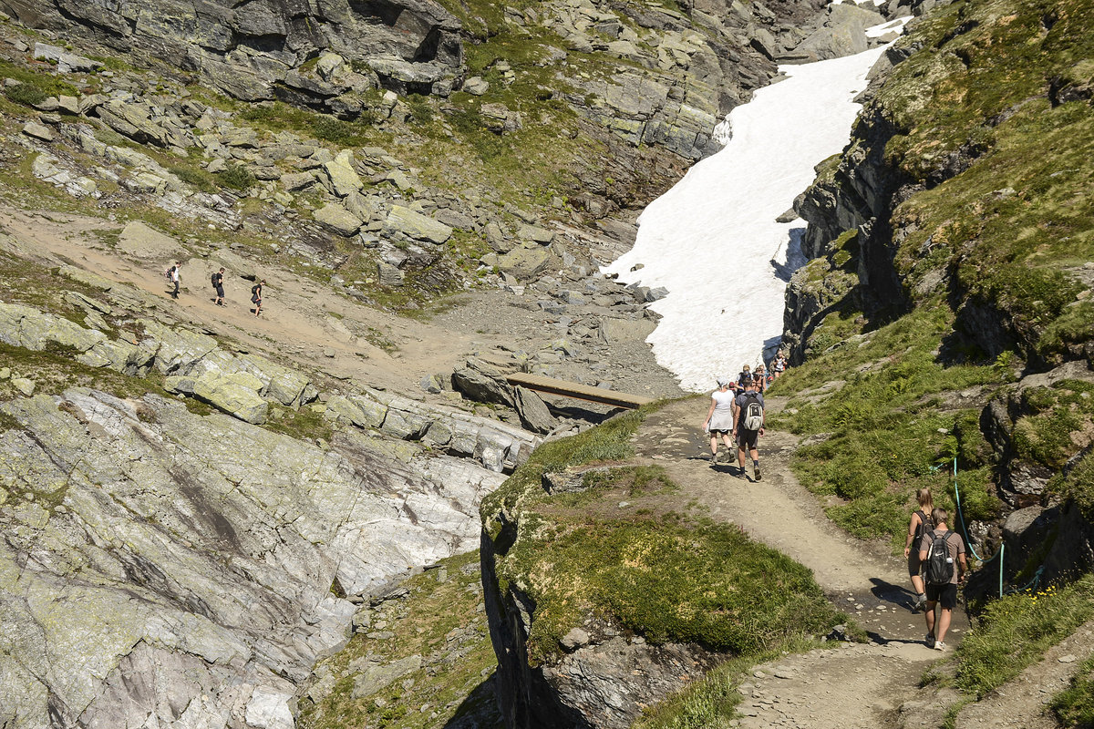 Normalerweise kann die Wanderung zu Trolltunga in Norwegen von Mitte Juni, abhängig von aktuellen Schneeverhältnissen, bis ca. Mitte September durchgeführt werden. Aufnahme: 8. Juli 2018.