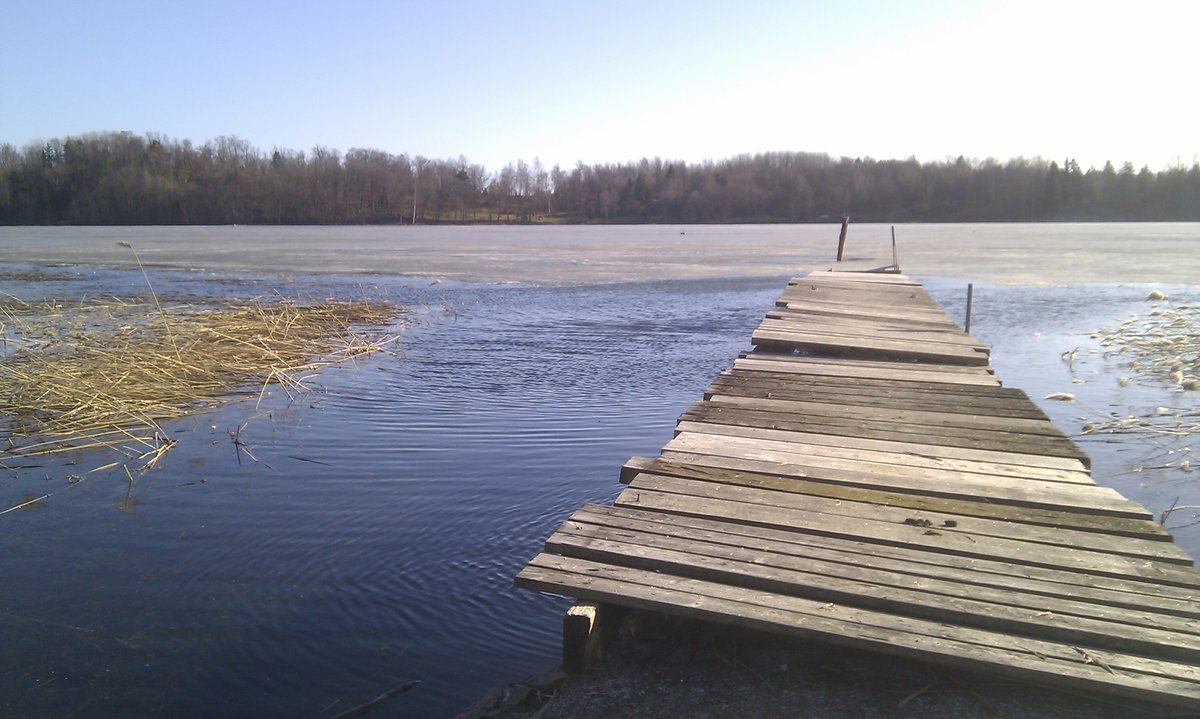 Norrtälje. Ein alter Steeg in der Bucht Kvisthamraviken bei Norrtälje. Aufgenommen am 08.03.2015.