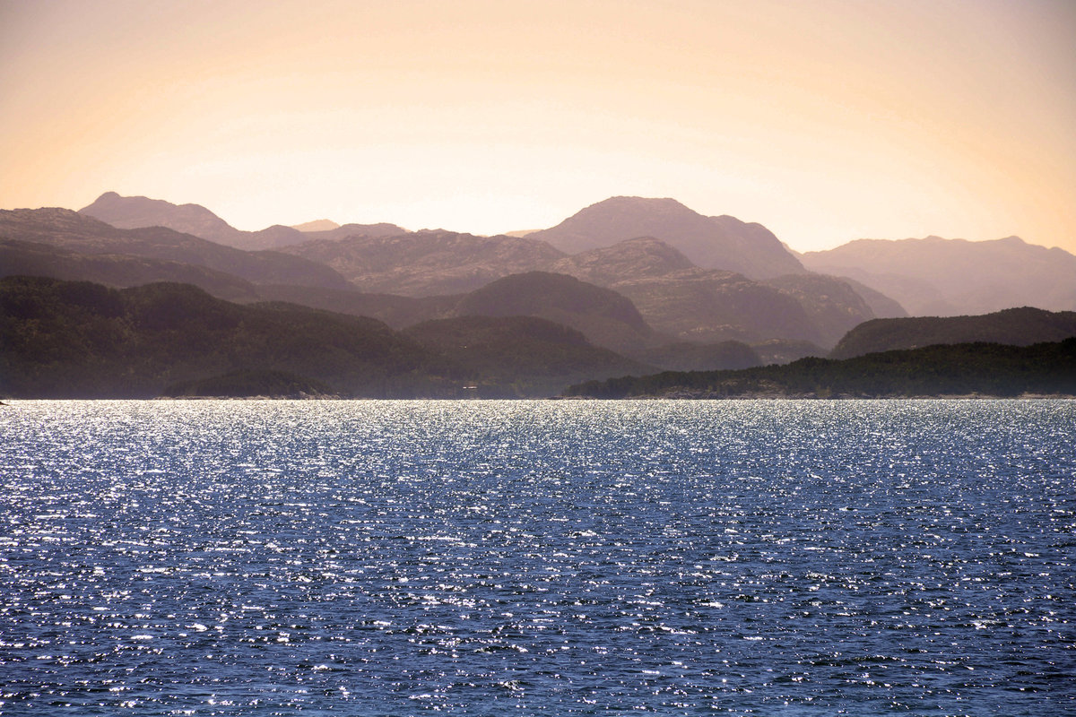 Norwegen - Abendstimmung auf dem See östlich von Stavanger. Das Foto ist auf der Fahre von Tau nach Stavanger aufgenommen. Aufnahme: 2. Juli 2018.