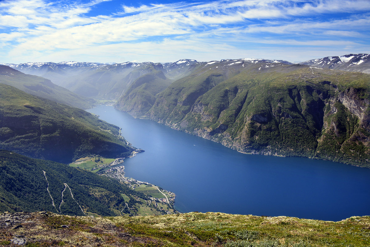 Norwegen - Aurlandsfjorden vom Røyrgrindkleivi aus gesehen. Am Ende des Fjords ist der Ort Flåm sichtbar. Aufnahme: 16. Juli 2018.