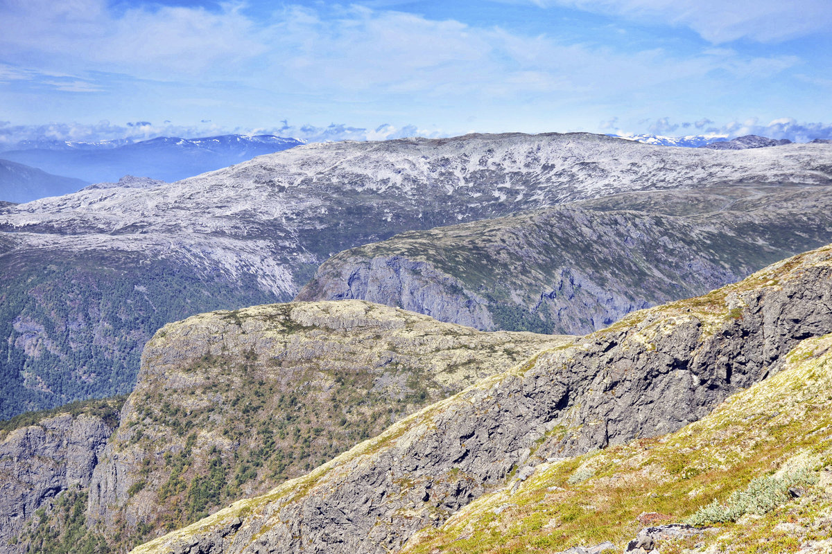 Norwegen - Die Berge bei Ausland vom Røyrgrind aus gesehen. Aufnahme: 16. Juli 2018.