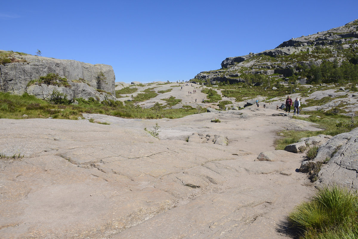 Norwegen - Die Landschaft am Preikestolen ist geprägt von hellem Granitfels. Es drängen sich dicht ausgeformte und vielfarbig grüne Täler in der Region des Rogalandes. Die Berge dort erreichen Höhen von bis zu 843 Metern. Aufnahme: 2. Juli 2018.