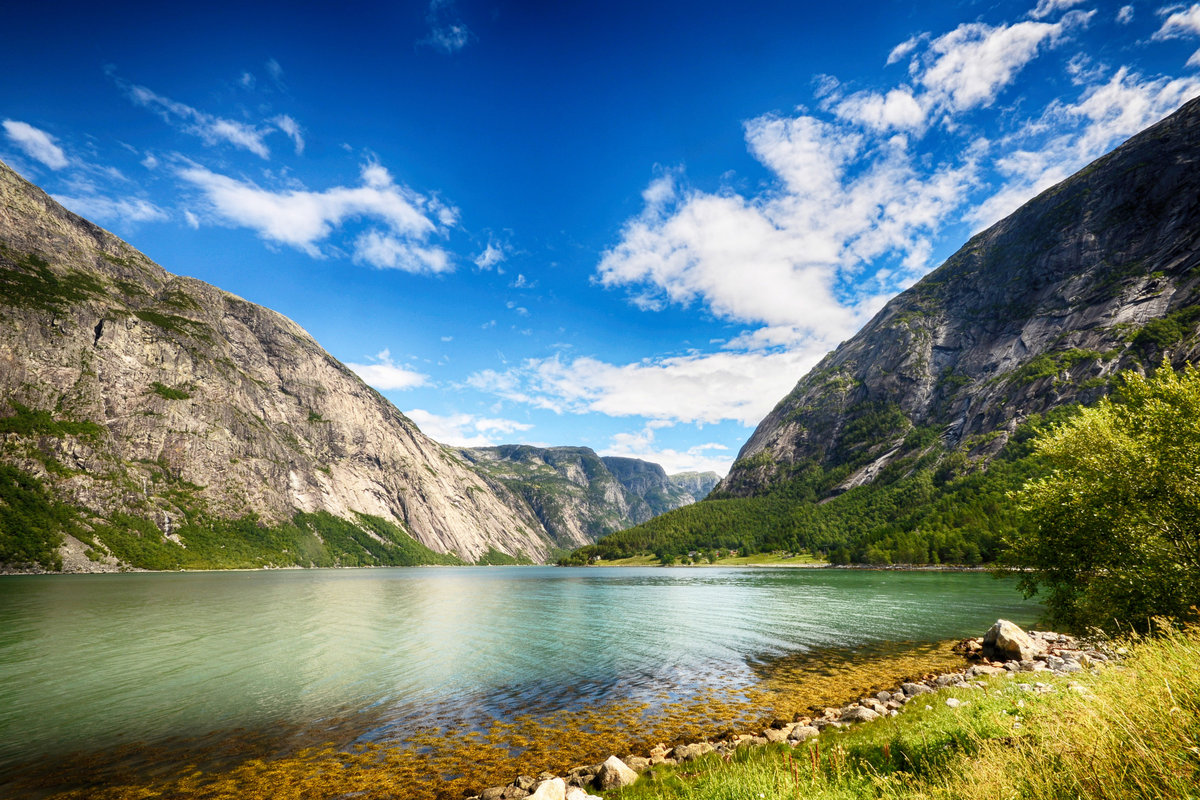 Norwegische Fjordlandschaft am Simadalsvegen nordöstlich von Eidfjord. Aufnahme: 9. Juli 2018.