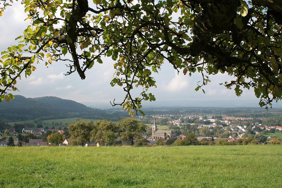 Nunkirchen und die westlichen Hunsrückberge; Blick vom Aussichtspunkt Auschet am Nachmittag des 01.10.2010