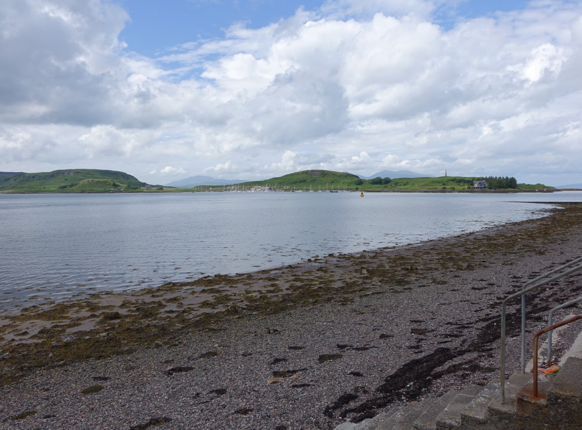 Oban Bay bei Oban mit der Insel Kerrera (05.07.2015)