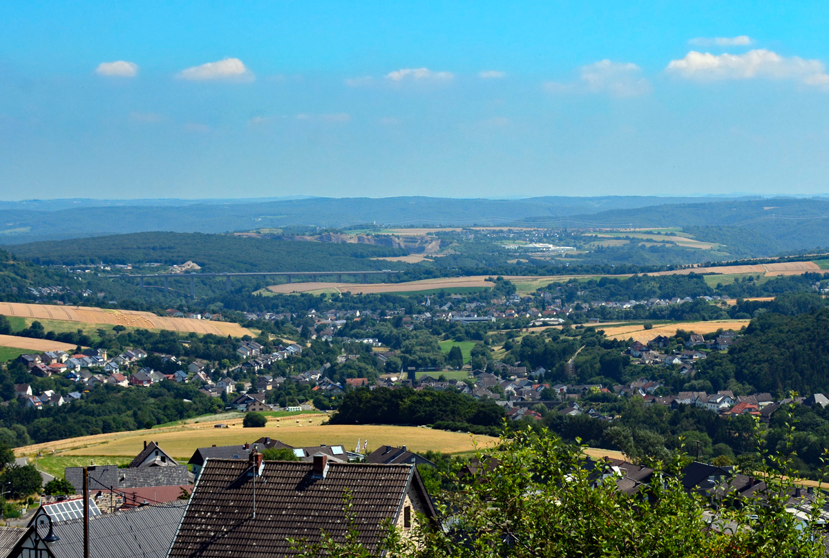 Ober- und Niederzissen, die A 61 und dahinter der Steinbruch Hachenburg. Am Horizont der Westerwald - 19.07.2016