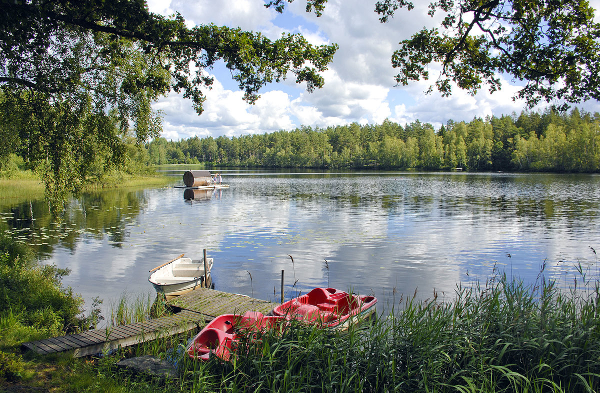 Ödevaten 14 Kilometer östlich von der Kleinstadt Emmaboda in Schweden. Kanu- und Kajakverleih gibt es im Ort Ödevata, der ein guter Startort ist für Tagestouren auf dem See. Aufnahme: 19. Juli 2017.