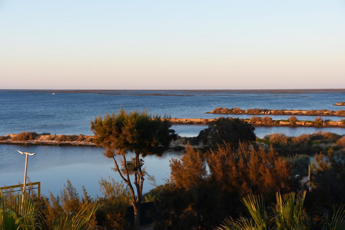 OLHÃO, 22.02.2022, Blick auf die Lagune bei Flut und Abendsonne