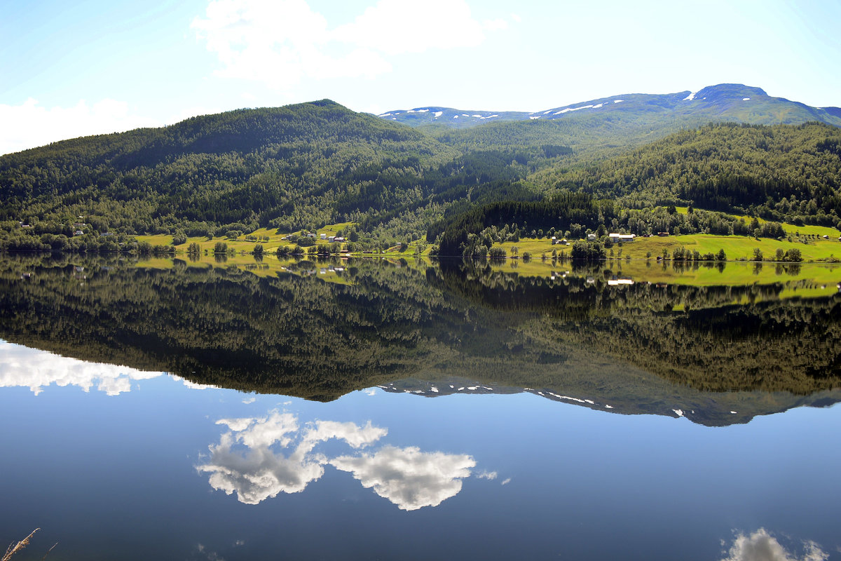 Oppheimsvatnet In Hordaland Fylke, Norwegen. Aufnahme: 12. Juli 2018.