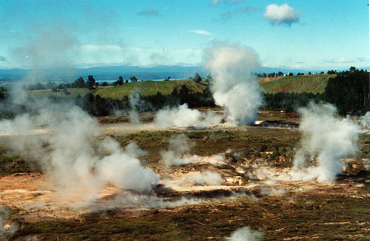 Orakei Korako ist ein Gebiet mit geothermischer Aktivität in Neuseeland. Das Gebiet befindet sich nördlich der Stadt Taupo an den Ufern des Waikato River. Aufnahme: Februar 1987 (digitalisiertes Negativfoto).