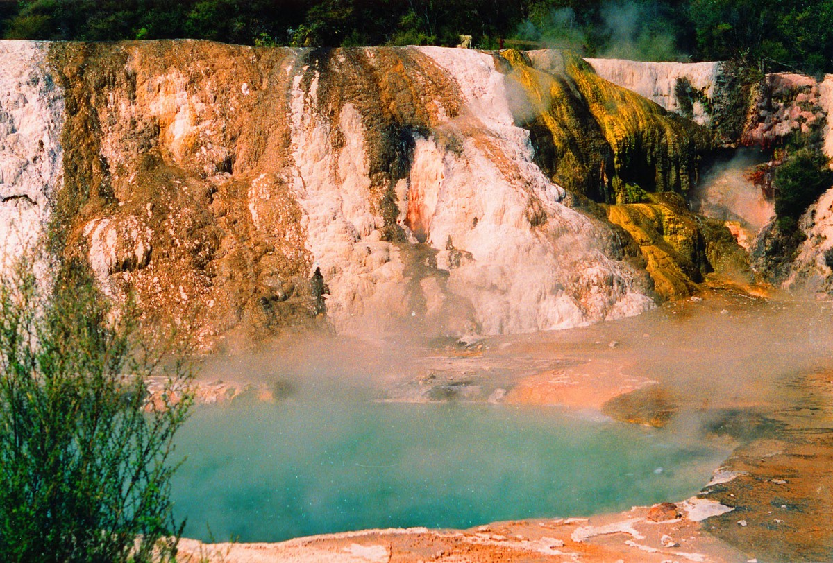 Orakei Korako liegt in der Taupo Volcanic Zone auf der Nordinsel von Neuseeland. Bekannt ist es auch als »Das verborgene Tal«
Aufnahme: Februar 1987 (digitalisiertes Negativfoto).