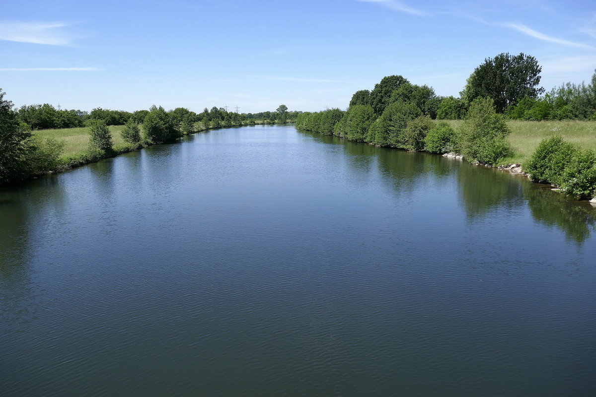 Ortenau, Blick auf die angestaute Kinzig flußabwärts bei Willstätt, Juni 2020