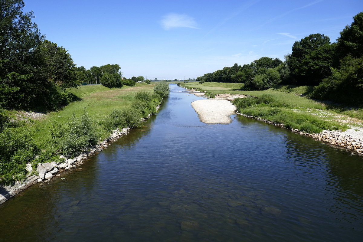 Ortenau, Blick von der Straßenbrücke der L91 bei Willstätt auf die Kinzig flußabwärts, Juni 2020