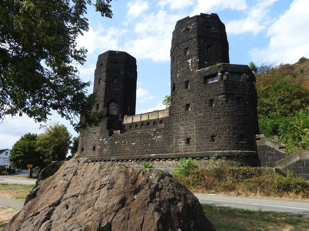 OSTPFEILER DER BRÜCKE VON REMAGEN AM RHEINUFER BEI ERPEL
Die 335 Meter lange LUDENDORFF-BRÜCKE  über den RHEIN bei REMAGEN/ERPEL
war am Ende des 2. Weltkrieges die letzte intakte Eisenbahnbrücke,die von den
anrückenden amerikanischen Truppen unzerstört eingenommen wurde,
wenige Tage später aber wegen Überlastung einstürzte...
Auf dem Felsen im Vordergrund erinnert eine Gedenktafel an diese Kämpfe,aber
auch an eine Wiederbegegnung unter Freunden in den 1990er Jahren...am 23.8.2018