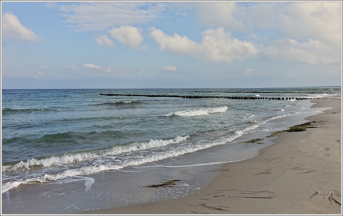 Ostsee und Strand laden zum gemütliche Spaziergang ein.
(25.09.2017)