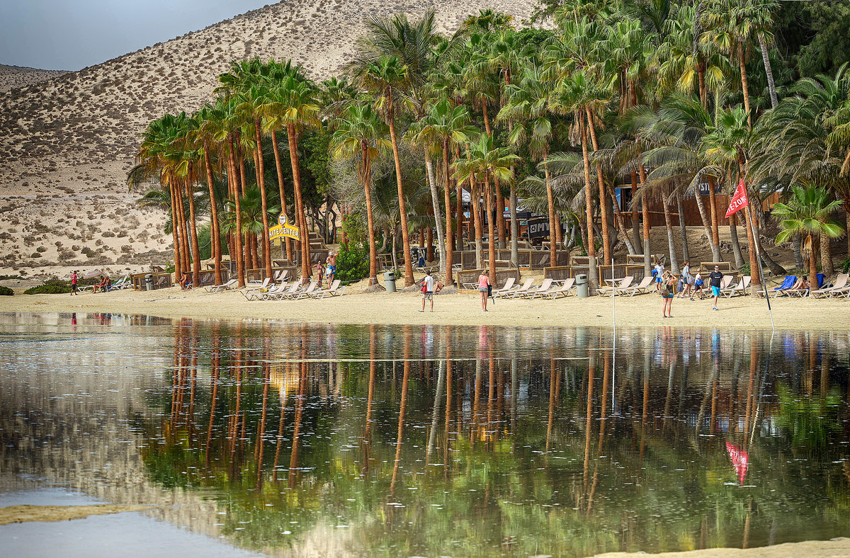 Palmenstrand vor dem Hotel Los Giorgiones auf der Insel Fuerteventura in Spanien. Aufnahme: 17. Oktober 2017.