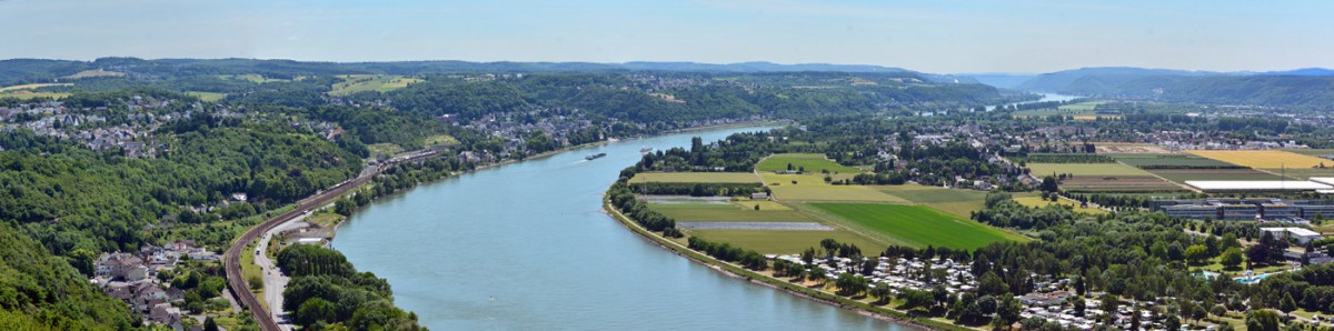 Panoaufnahme der Rheinschleife bei Linz (mitte links) bis Bad Breisig im Hintergrund - 17.06.2015