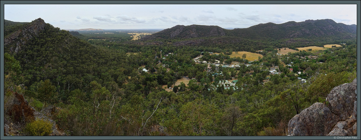 Panoramaaufnahme vom Fyans-Tal und dem 300-Einwohner-Ort Halls Gap im Grampions Nationalpark. (05.01.2020)