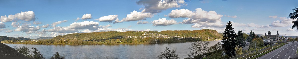 Panoramaaufnahme vom Rhein mit Remagen (rechts) und gegenüber Erpel. Links am Bildrand das rechtsrheinische Unkel. 30.10.2013