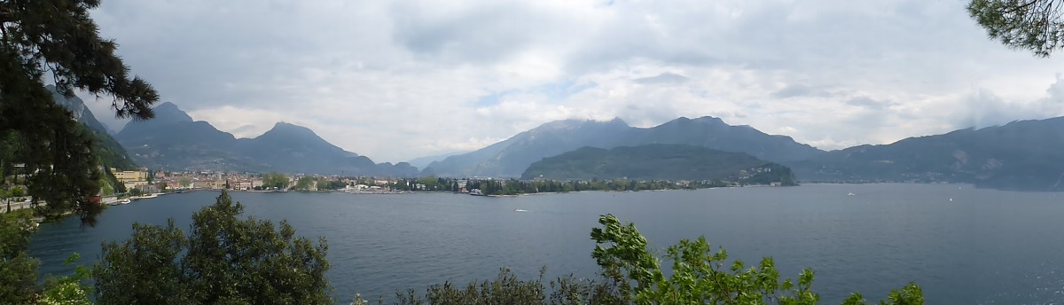 Panoramabild zum Gardasee in Richtung Riva del Garda. Fotografiert am 20.04.2014.