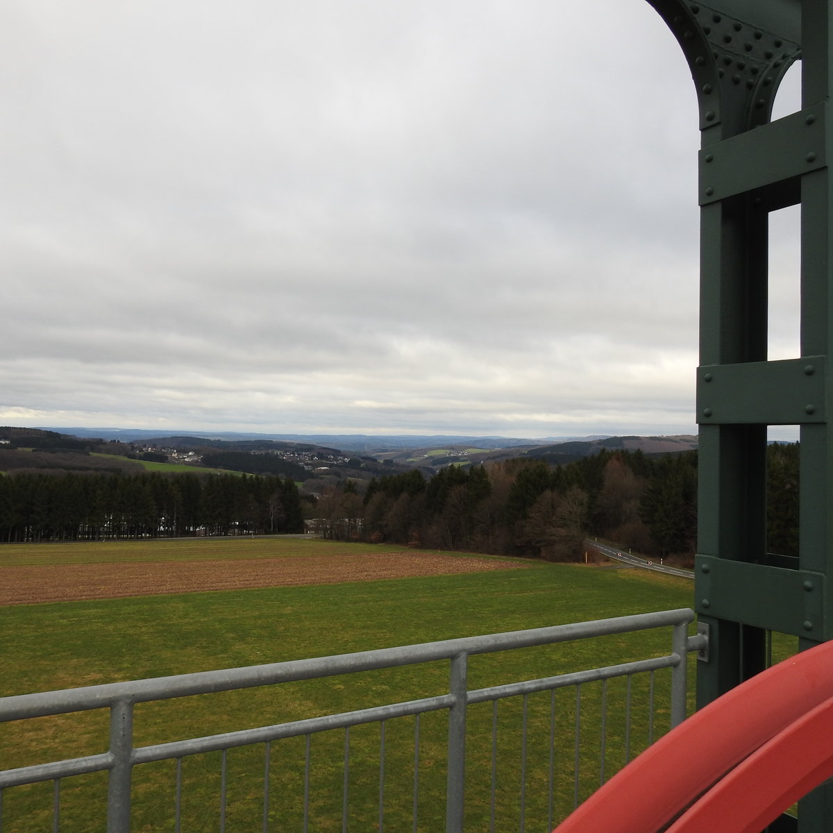 PANORAMABLICK ÜBER WESTERWALD/SIEGERLAND/BERGISCHES LAND VOM FÖRDERTURM
Auf einem Westerwälder Hochplateau bei MALBERG/KREIS ALTENKIRCHEN steht der
2013 hier errichtete ehemalige Förderturm des Blei-Zink-Erzbergwerkes in
BAD GRUND im Harz als Aussichtsturm mit schönen Panorama-Aussichten,am 7.1.2018