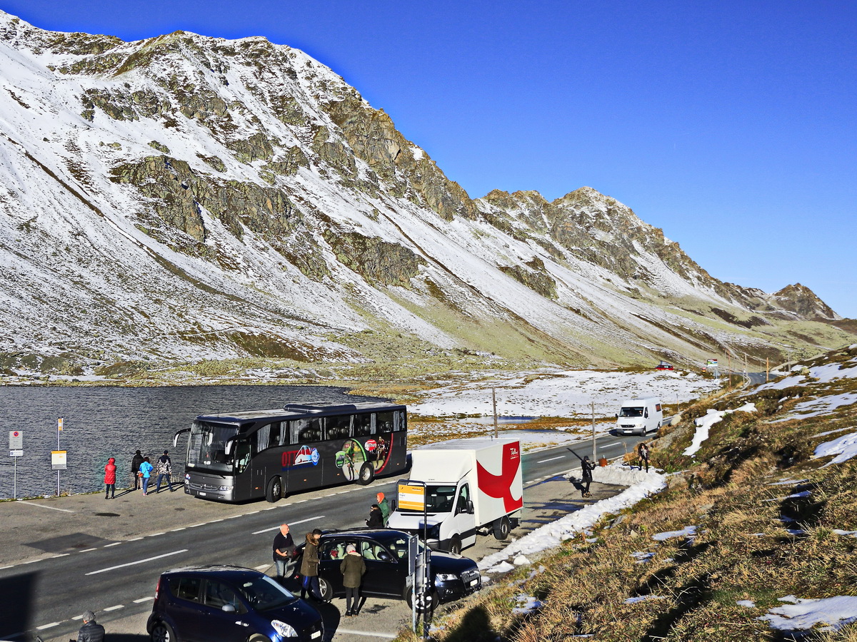 Parkplats am Flüelapass am 12. Oktober 2019 bei Sonnenschein.