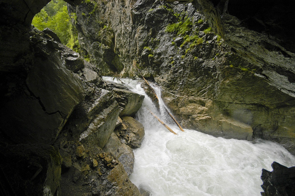 Partnachklamm ist eine 70o Meter lange und vom Wildbach Partnach teilweise über 80 Meter tief eingeschnittene Klamm im Reintal nahe Garmisch-Partenkirchen. Aufnahme: Juli 2008.