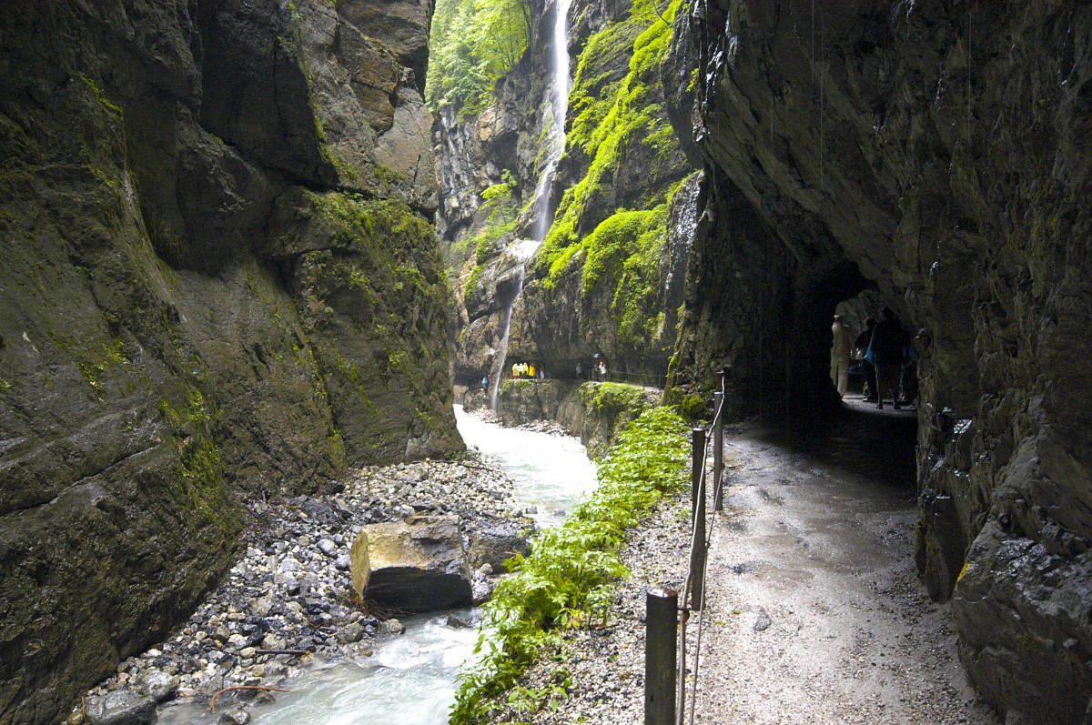 PArtnachklamm - Ein steiniger Steg führt durch Tunnel und Galerien, die teilweise niedriger als zwei Meter sind. Aufnahme: Juli 2008.