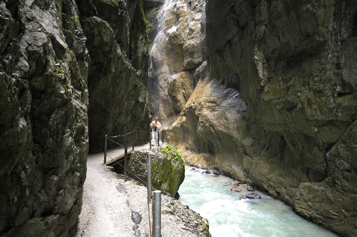 Partnachklamm nahe Garmisch-Partenkirchen. Die Partnachklamm entspringt im Reintalanger und ist der natürliche Abfluss des Schneeferners, dem Rest eines eiszeitlichen Gletschers auf dem Zugspitzplatt. Aufnahme: Juli 2008.