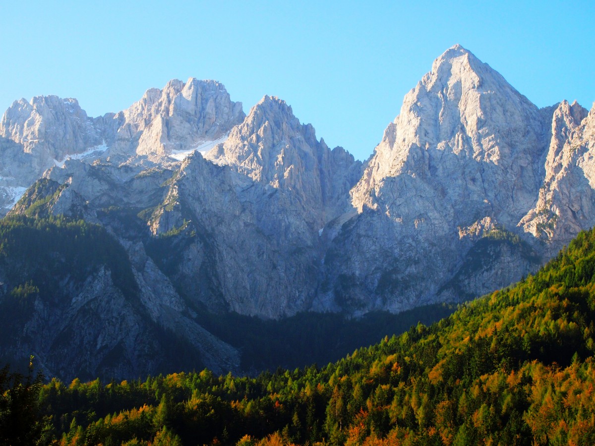 pik rechts ist ein 2473m hoher Berg in der Oberkrain in den Julischen Alpen in Slowenien. Der Berg erhielt seinen Namen (pik = Spitze) aufgrund seiner markanten Gestalt.