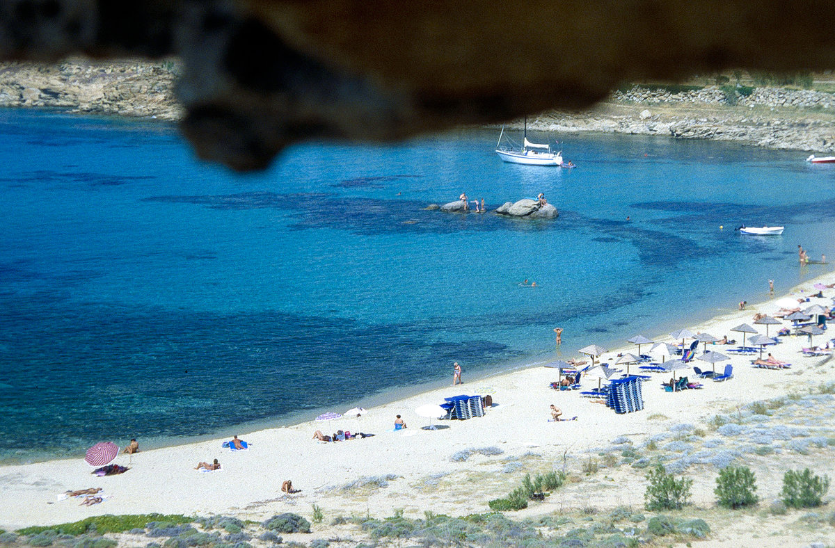 Platos Gialos auf Mykonos von einer Höhle aus gesehen, Bild vom Dia. Aufnahme: Juni 1992.