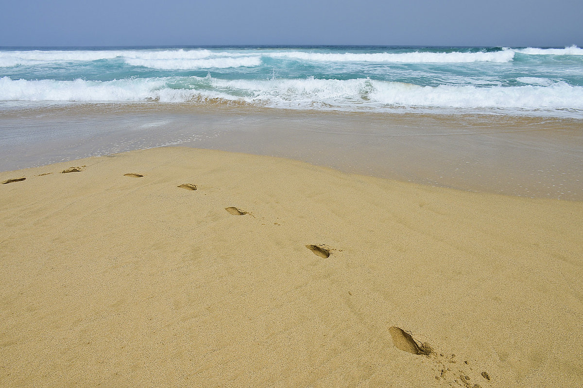 Playa de Cofete auf der Insel Fuerteventura. Es ist ein einsamer, breiter Strand, von ca. 10 Kilometer Länge, der unter Naturschutz steht und deshalb nicht bebaut werden darf. Hier ist die Brandung meistens sehr stark und die Unterströmungen so gefährlich, dass vom Baden dringend abzuraten ist. Aufnahme: 18. Oktober 2017.