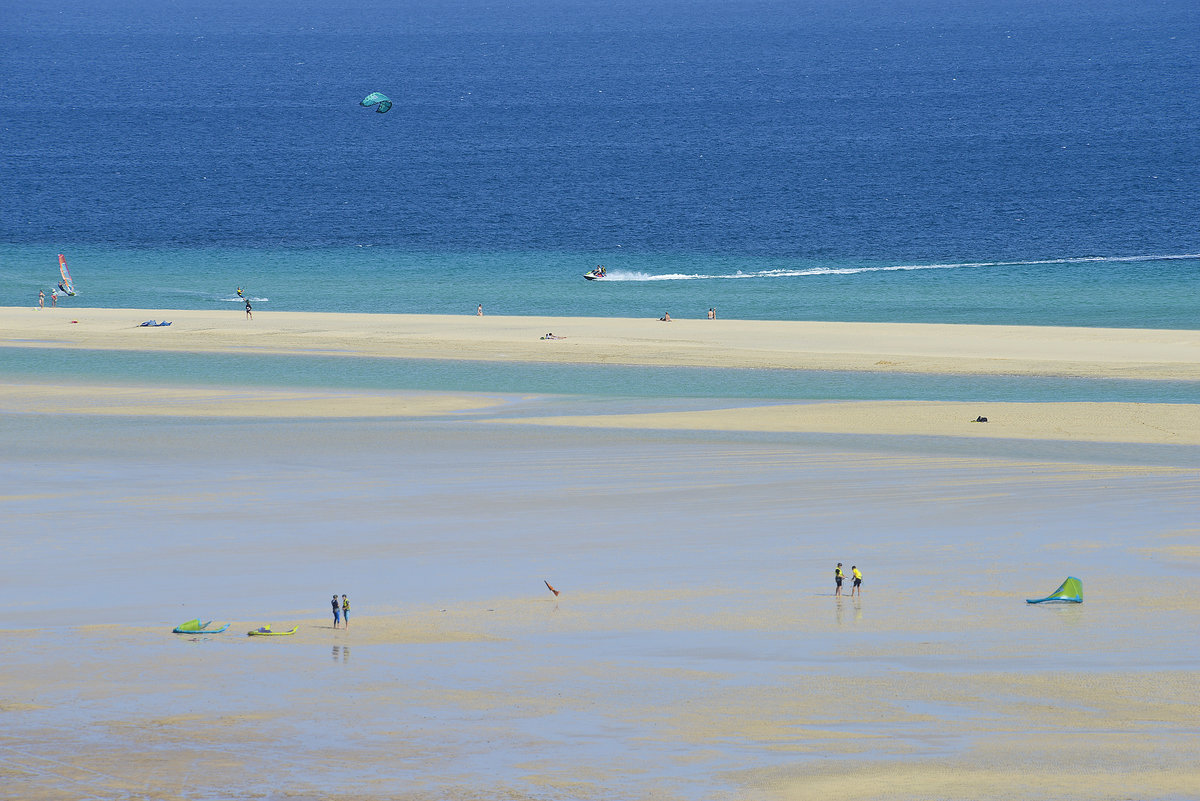  Playa de Sotavento  ist ein 5 km langer Strandabschnitt der südlichen Ostküste von Fuerteventura. Der Strand ist aufgeteilt in die Abschnitte  Playa Risco del Paso  (Risco del Paso heißt auch der kleine Ort hier) und  Playa Barca .  Aufnahme: 18. Oktober 2017.