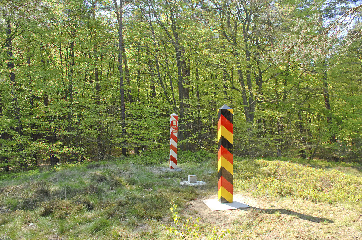 Polnische bzw. deutsche Grenzpfähle an der Grenze westlich von der polnischen Siedlung Zachodnie. Aufnahme: 6. Mai 2016.