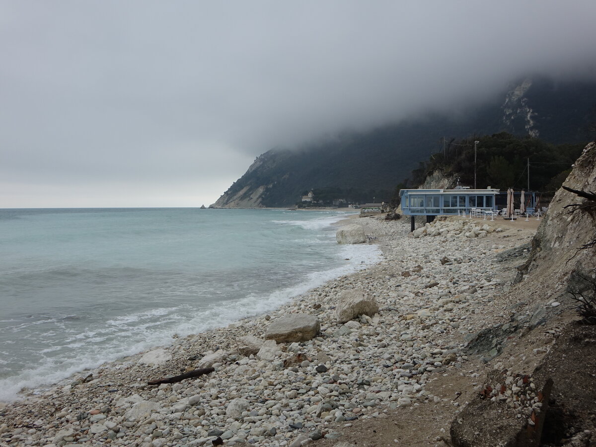 Portonovo, Strand am Parco Regionale del Conero (31.03.2022)