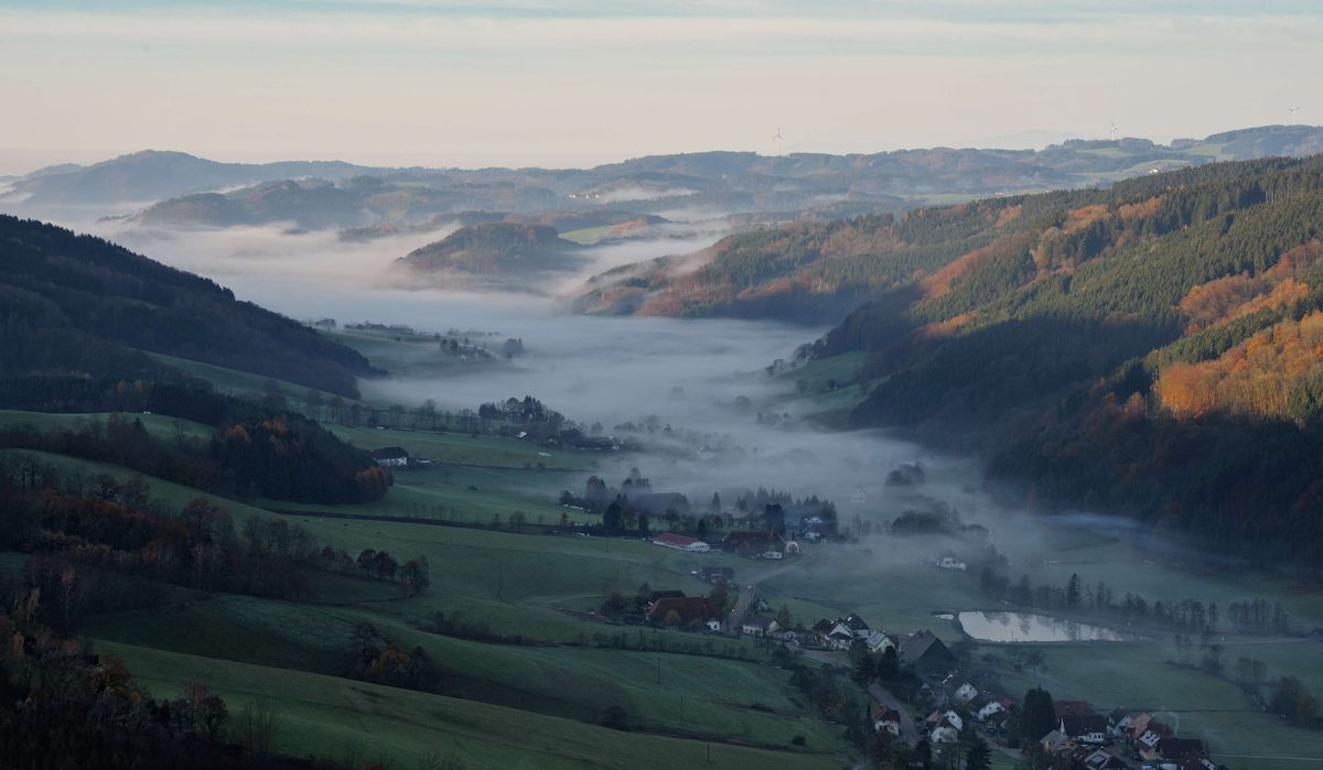 Prechtal - Stadt Elzach.Oberprechtal hat rund 1070 Einwohner. Seit dem Beginn des 10. Jahrhunderts gehörte nahezu das gesamte Elztal dem Kloster Waldkirch, einer Stiftung des Alemannenherzogs Burchard II.. In einem Schutzbrief, den Papst Alexander III. im Jahre 1178 für das Kloster St. Margarethen in Waldkirch ausstellte, wird das Prechtal erstmals als Meiertum „Bregen“ erwähnt.

In anderen Urkunden des Mittelalters kommt der Ort auch unter dem Namen Gebrech, Brech, Brecht und Precht vor. Der Name lässt sich nicht genau erklären, kommt aber vermutlich daher, weil die zunächst nördlich fließende Elz im heutigen Oberprechtal deutlich gebrochen wird und der Fluss nun in südwestlicher Richtung weiter verläuft.22.11.2014
