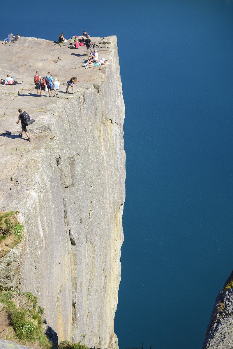 Preikestolen (Die Kanzel), die bekannteste Touristenattraktion in der norwegischen Provinz Ryfylke, erhebt sich 604 Meter über den Lysefjord. Dieses rund 25 x 25 Meter große Felsplateau entstand wahrscheinlich vor 10 000 Jahren durch Frostsprengung. Durch in Felsritzen und spalten gefrierendes Wasser wurden große kantige Felsblöcke abgesprengt, die der Gletscher mit sich führte.
Aufnahme: 2. Juli 2018.