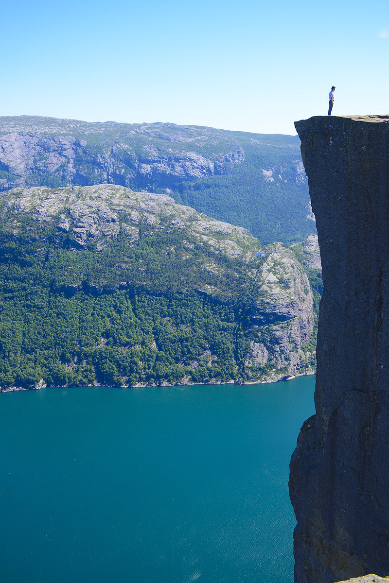 Preikestolen im norwegischen Rogaland. Die Felskante fällt 604 Meter senkrecht in den fast 40 Kilometer langen Lysefjord ab. 
 Aufnahme 2. Juli 2018.
