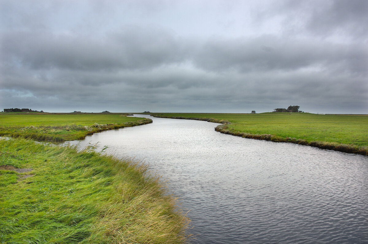 Priel auf der Hallig Hooge in Nordfriesland. Aufnahme: 4. Oktober 2021.