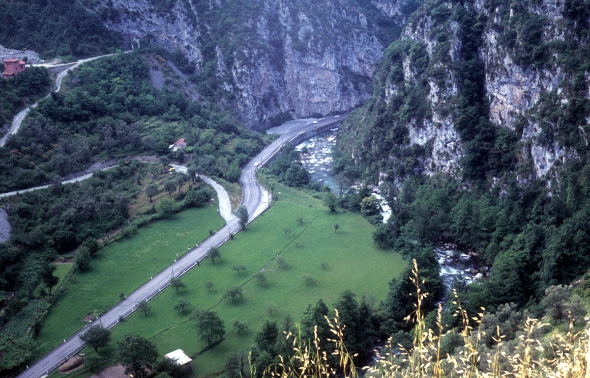 Provence-Alpes-Côte d'Azur am 2. Juli 1972: Die damalige Route Nationale N204 unweit vom Dorf Saorge.