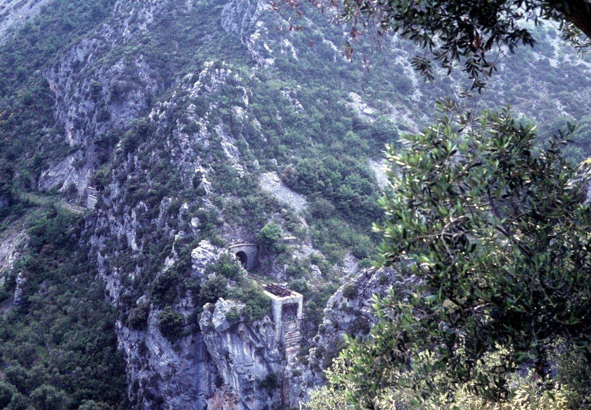 Provence-Alpes-Côte d'Azur: Der Viaduc de Saorge wurde am Ende des Zweiten Weltkrieges zerstört. Erst 1979 wurde die ganze Bahnstrecke von Nizza über Sospel bis Cuneo (Italien) wieder in Betrieb genommen. - Aufnahmedatum: 2. Juli 1972. 