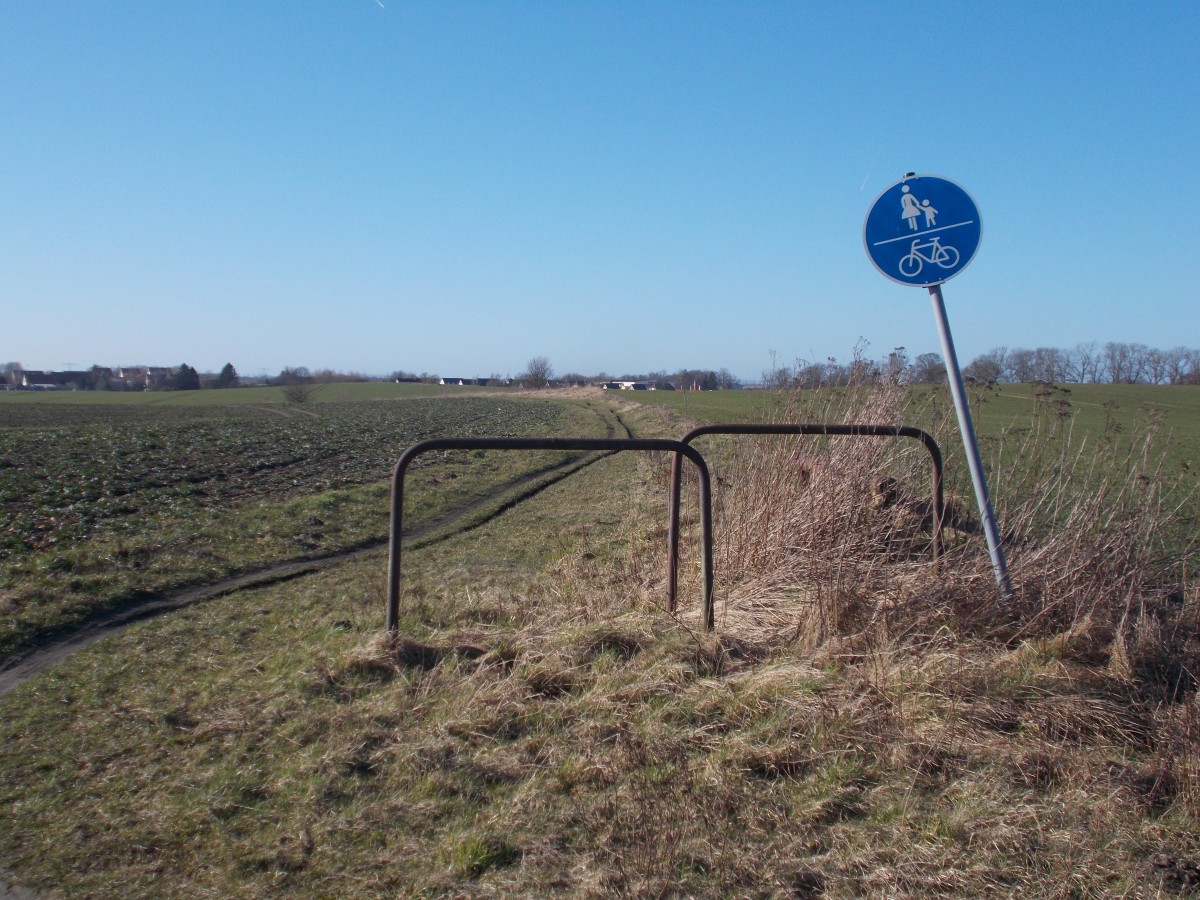 Quer über den Acker führt der Rad-und Wanderweg nach Gademow bei Bergen/Rügen.Aufgenommen am 25.März 2015.