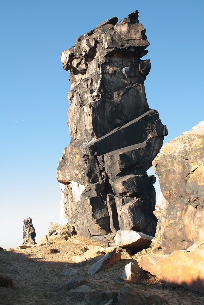 Rätselhafte und phantastische riesige  Figur  am Königstein, einem Teil der Teufelsmauer bei Neinstedt. All dies sind Skulpturen, die die Natur selbst geschaffen hat. Besonders eindrucksvoll und geheimnisvoll wirken diese Felsgebilde, weil die weite Landschaft drum herum so ganz anders ist und sie quer durch diese von Ost nach West wie entlang einer gewaltigen unsichtbaren Schnur aufgetürmt bzw. angeordnet erscheinen. Irgendwie schon verrückt! Aufnahme vom Nachmittag des 03.11.2015 auf dem Teufelsmauerstieg bei Neinstedt...